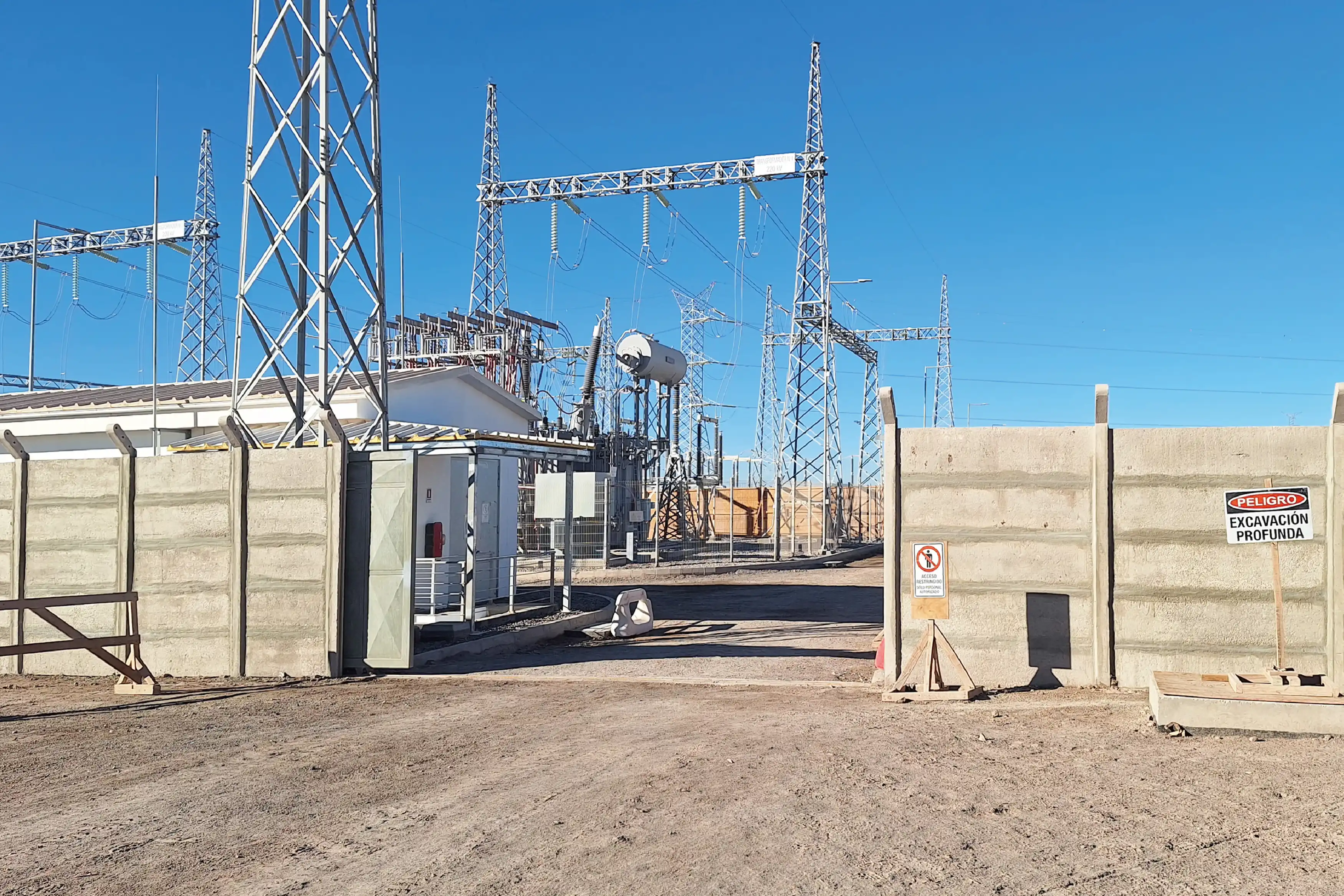 Sieyuan 40.5 kV medium-voltage switchgear line-up at a Chilean substation