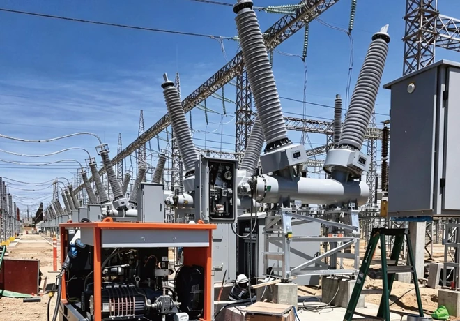 245 kV dead-tank circuit breakers with local control panels at the Herradura substation in Mexico