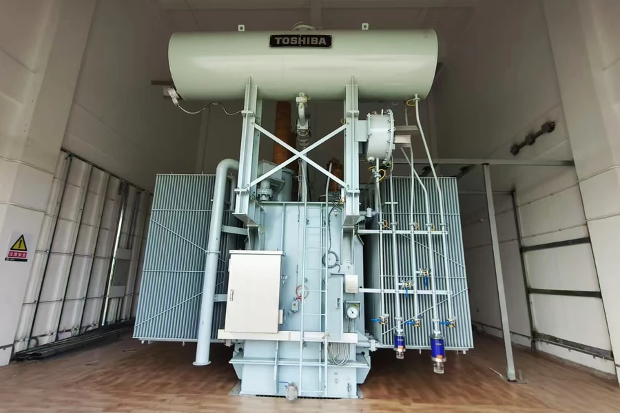 Traction power transformer installed in an indoor substation for a metro line